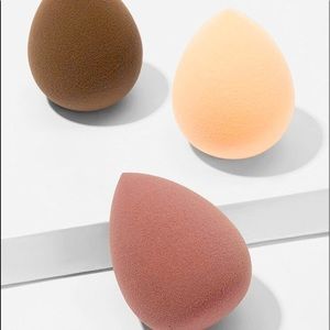 3 make up sponges, MUST HAVE , BRAND NEW !!!